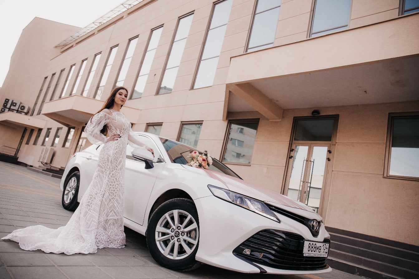 TOYOTA CAMRY NEW на свадьбу! Более 30 машин в белом цвете в наличии в любой район Волгограда по доступной цене. Украсим машины на Вашу свадьбу в нужном цвете. Заказывайте лучшее на хороших условиях.